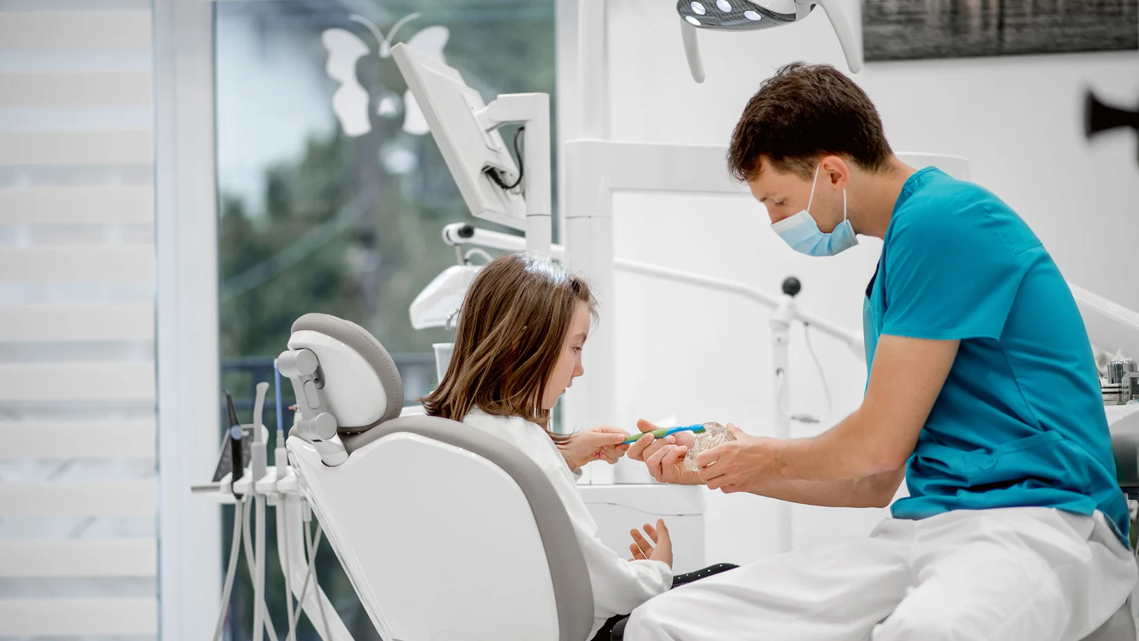 Zahnarzt mit Kind als Patientin